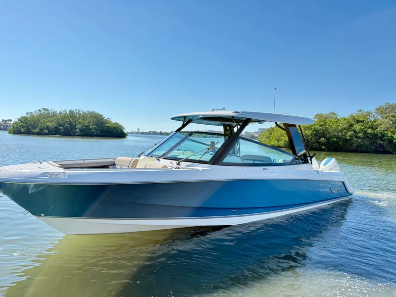Slide: The Image of Boston Whaler 330 Vantage 2026 - 18