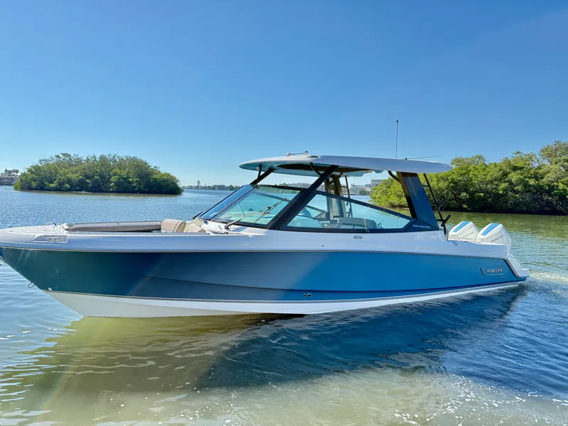 Slide: The Image of Boston Whaler 330 Vantage 2026 - 19