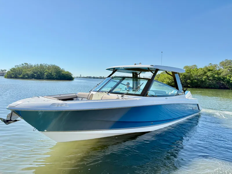 Slide: The Image of Boston Whaler 330 Vantage 2026 - 23