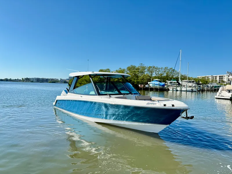 Slide: The Image of Boston Whaler 330 Vantage 2026 - 28