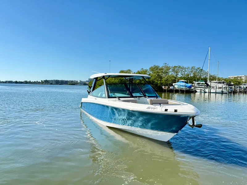 Slide: The Image of Boston Whaler 330 Vantage 2026 - 29