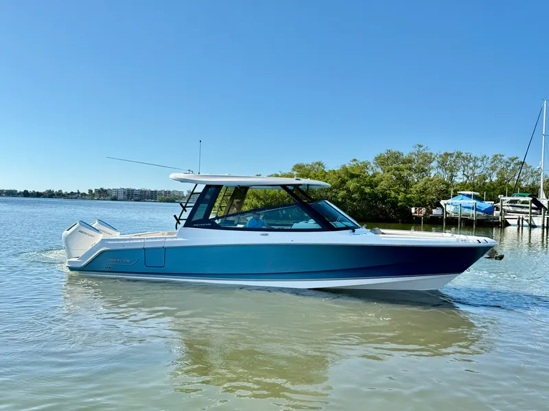 Slide: The Image of Boston Whaler 330 Vantage 2026 - 31