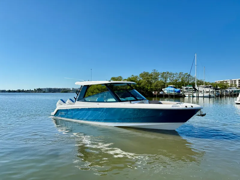 Slide: The Image of Boston Whaler 330 Vantage 2026 - 32