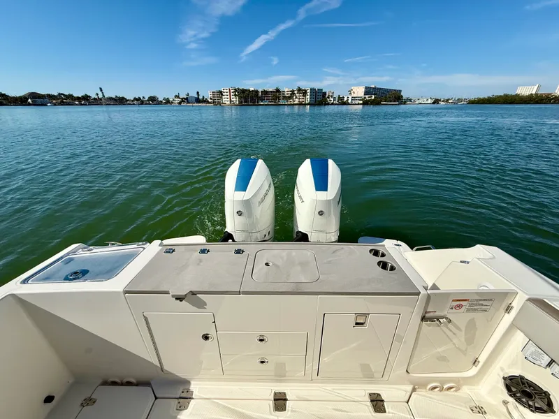 Slide: The Image of Boston Whaler 330 Vantage 2026 - 36