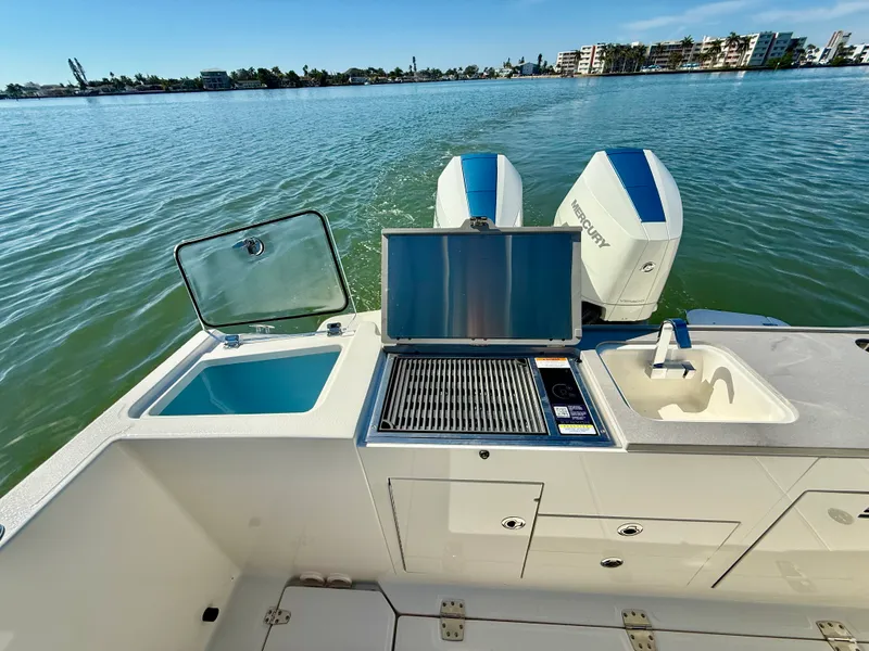 Slide: The Image of Boston Whaler 330 Vantage 2026 - 37