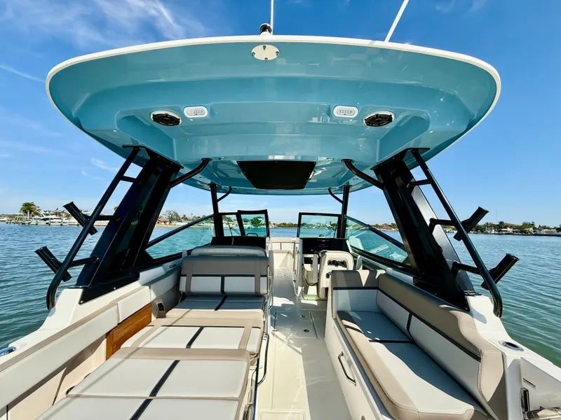 Slide: The Image of Boston Whaler 330 Vantage 2026 - 38