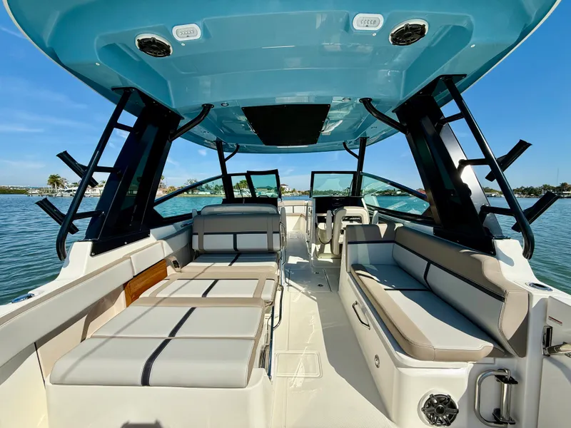 Slide: The Image of Boston Whaler 330 Vantage 2026 - 42