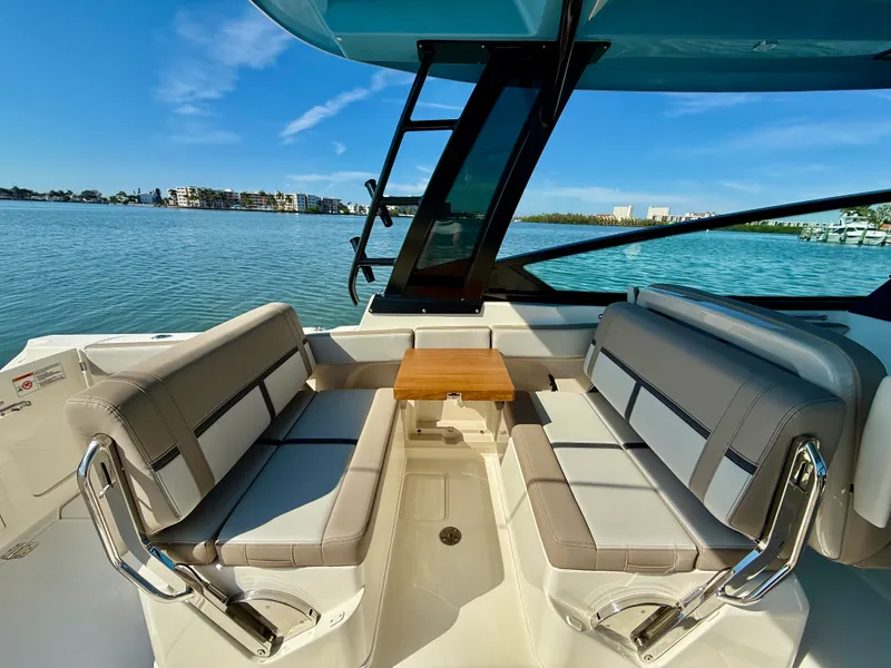 Slide: The Image of Boston Whaler 330 Vantage 2026 - 45