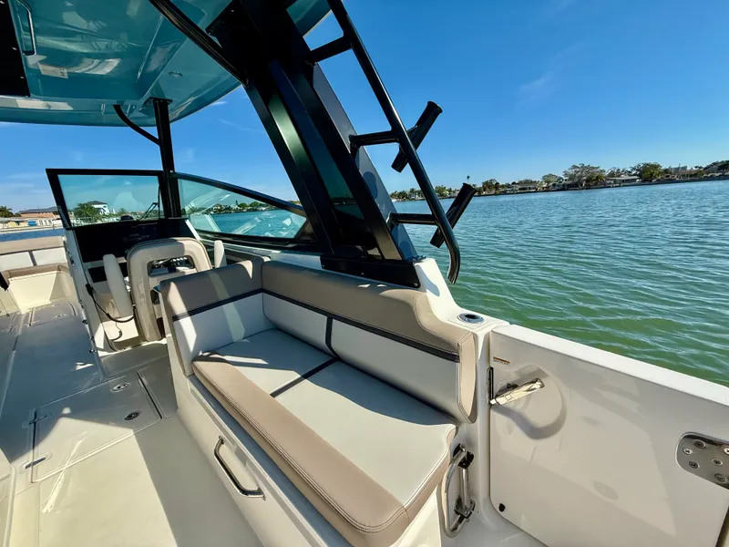 Slide: The Image of Boston Whaler 330 Vantage 2026 - 46