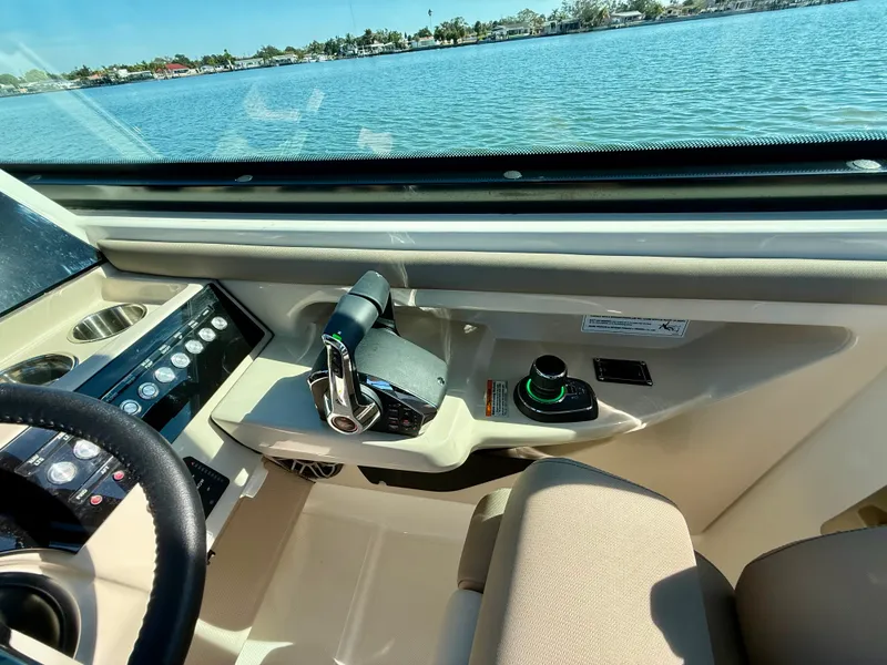 Slide: The Image of Boston Whaler 330 Vantage 2026 - 47