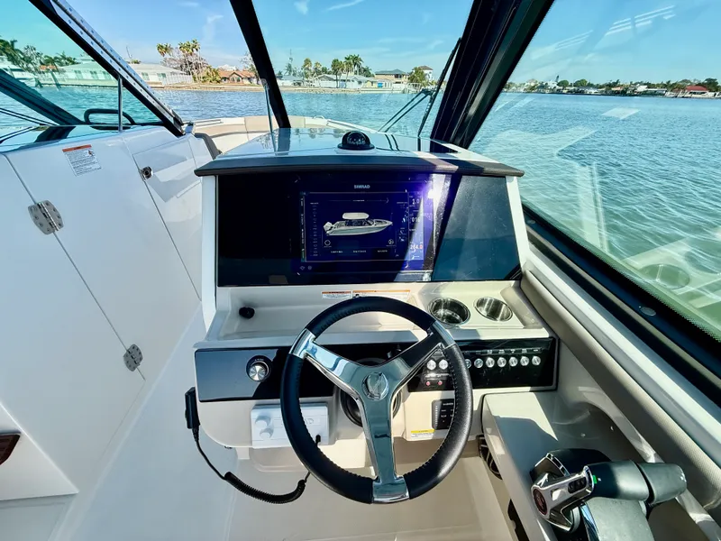 Slide: The Image of Boston Whaler 330 Vantage 2026 - 48