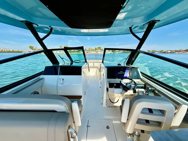 Slide: The Image of Boston Whaler 330 Vantage 2026 - 49