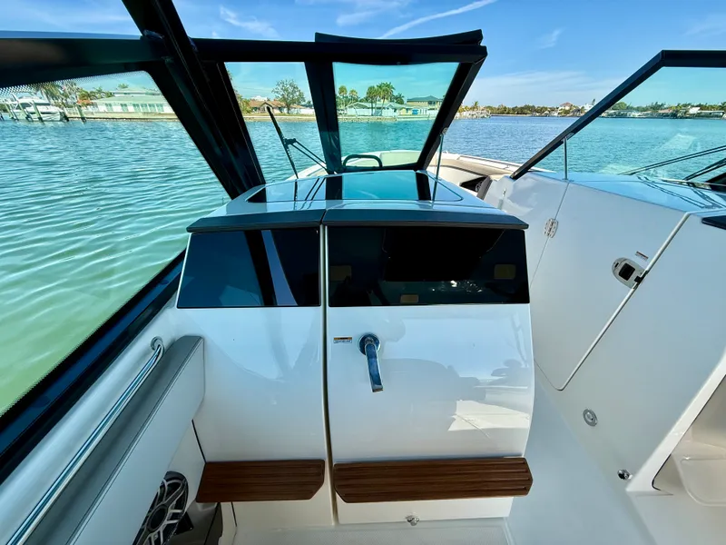Slide: The Image of Boston Whaler 330 Vantage 2026 - 50