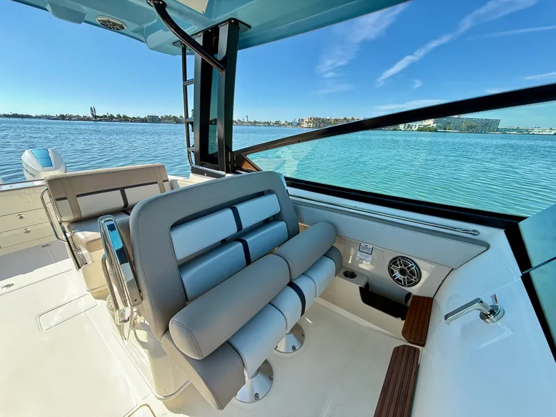 Slide: The Image of Boston Whaler 330 Vantage 2026 - 51