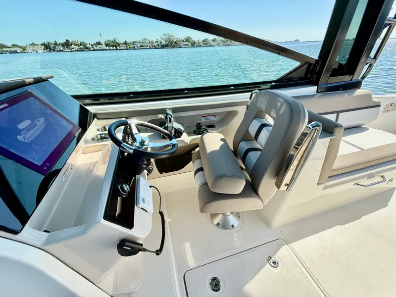 Slide: The Image of Boston Whaler 330 Vantage 2026 - 52