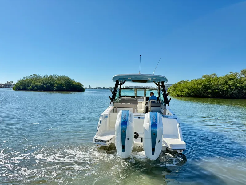 Slide: The Image of Boston Whaler 330 Vantage 2026 - 6