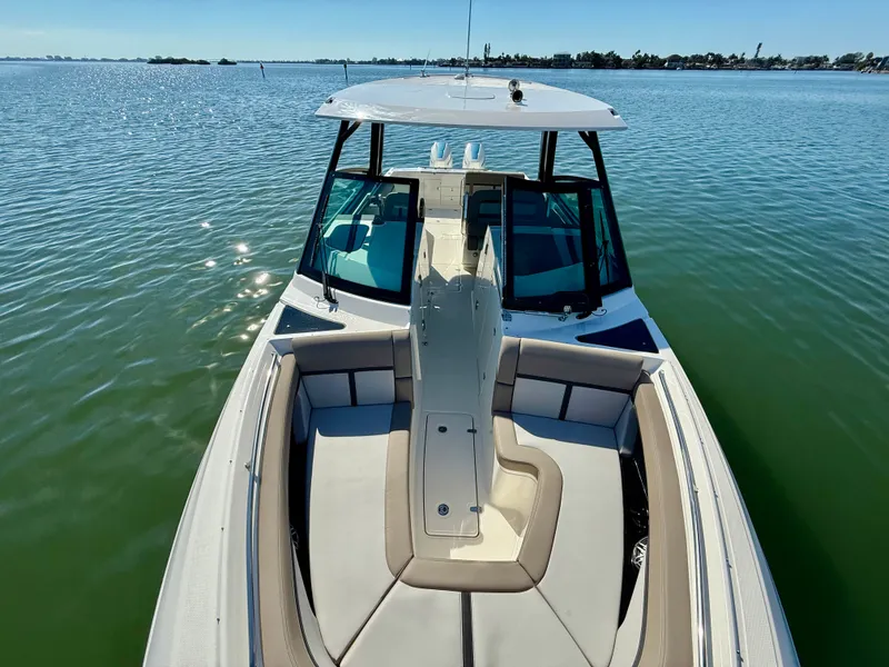 Slide: The Image of Boston Whaler 330 Vantage 2026 - 63