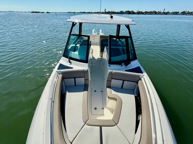Slide: The Image of Boston Whaler 330 Vantage 2026 - 64