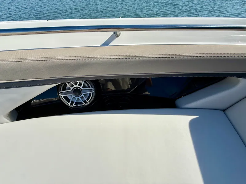 Slide: The Image of Boston Whaler 330 Vantage 2026 - 67