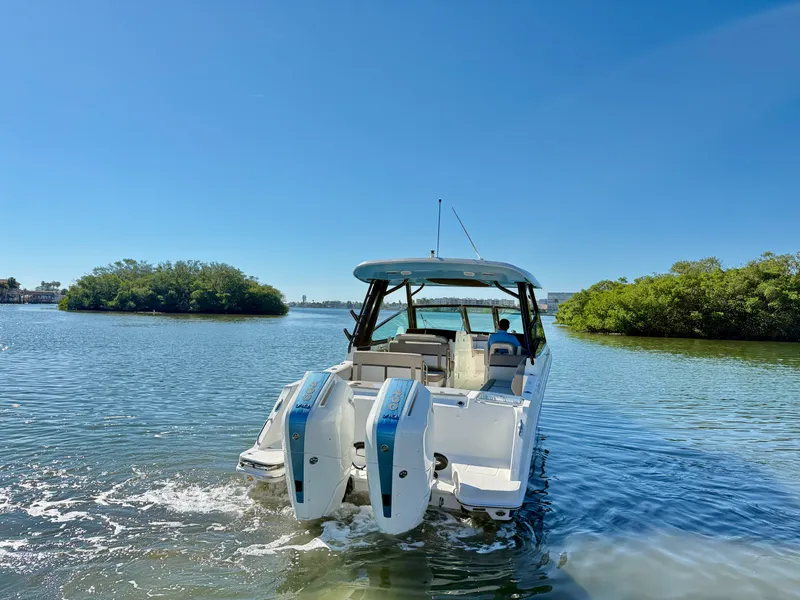 Slide: The Image of Boston Whaler 330 Vantage 2026 - 7
