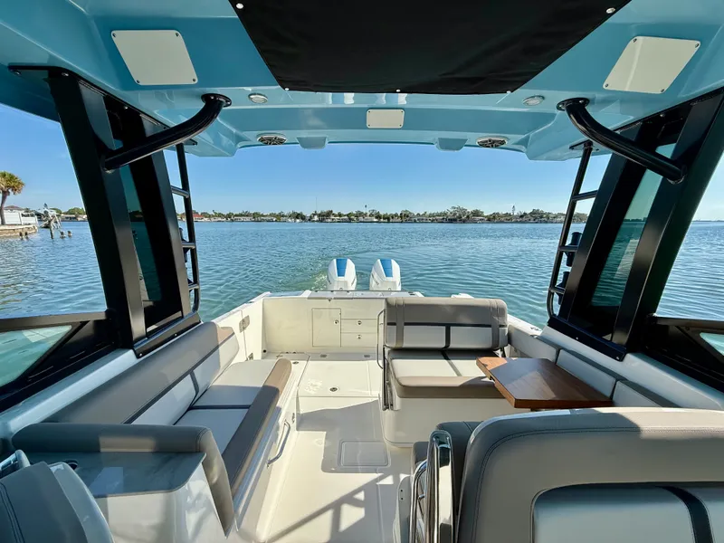 Slide: The Image of Boston Whaler 330 Vantage 2026 - 73