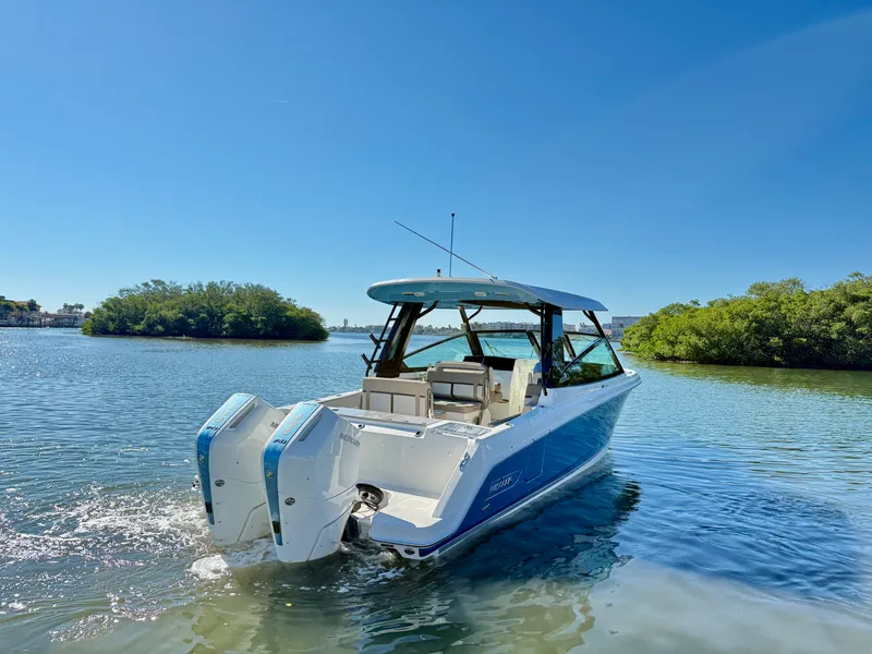 Slide: The Image of Boston Whaler 330 Vantage 2026 - 8