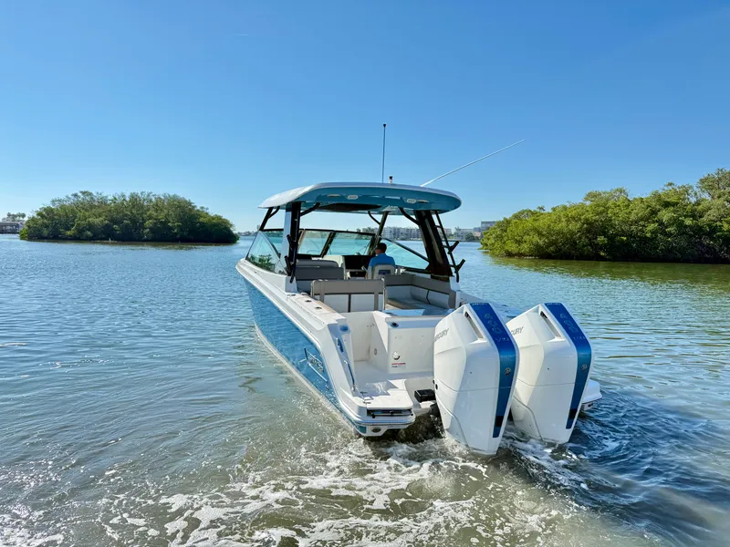 Slide: The Image of Boston Whaler 330 Vantage 2026 - 9