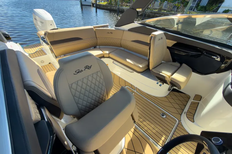 Slide: The Image of Sea Ray SLX 260 Outboard 2026 - 16
