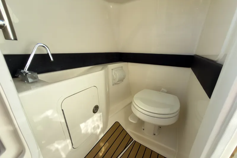 Slide: The Image of Sea Ray SLX 260 Outboard 2026 - 18