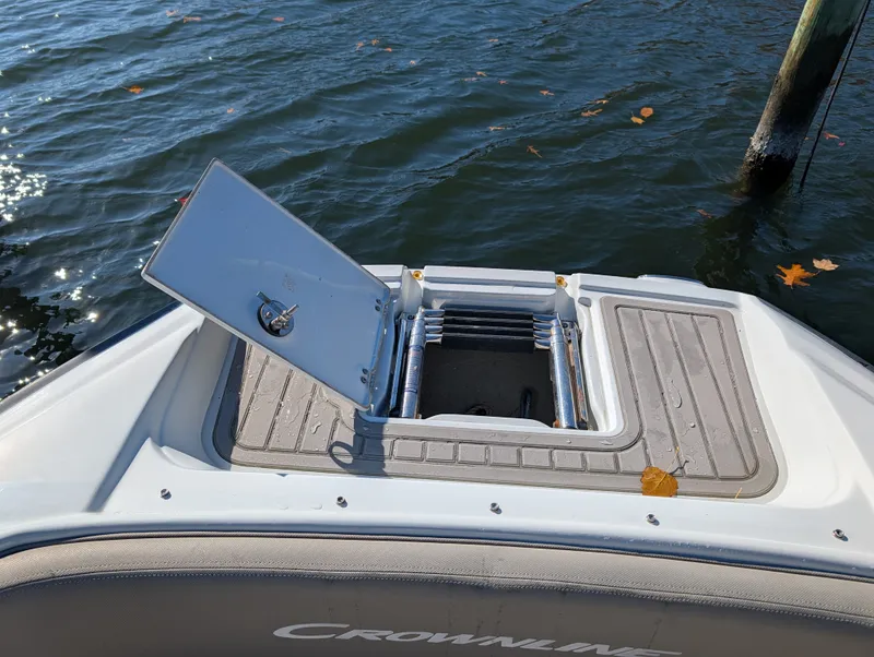 Slide: The Image of Crownline Boats 285 XS 2019 - 9