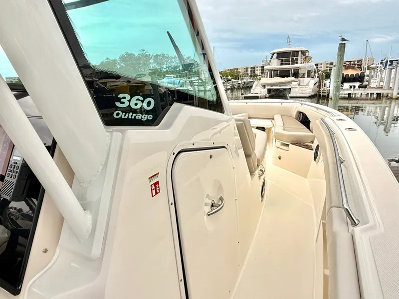 Slide: The Image of Boston Whaler 360 Outrage 2026 - 32