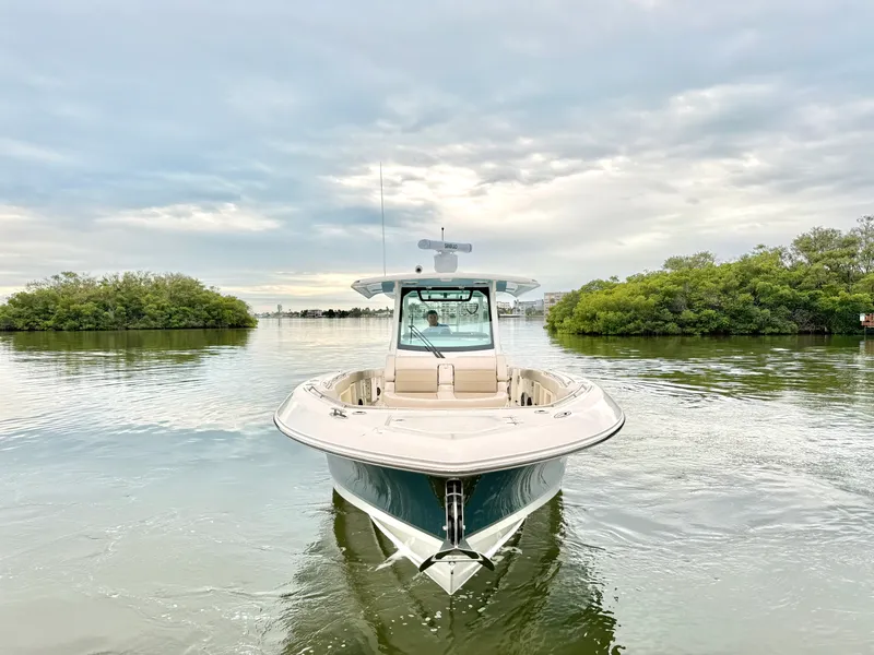Slide: The Image of Boston Whaler 360 Outrage 2026 - 5