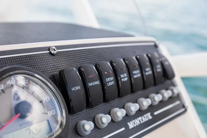 Slide: The Image of Boston Whaler 210 Montauk 2026 - 32