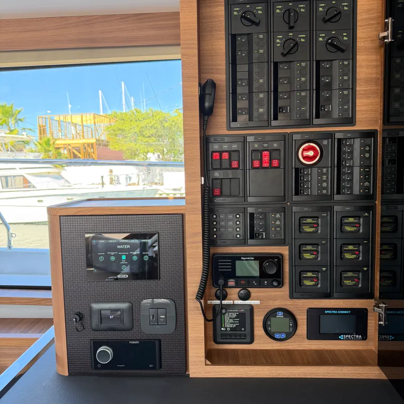 Slide: The Image of Aquila 54 ENCLOSED BRIDGE 2025 - 33