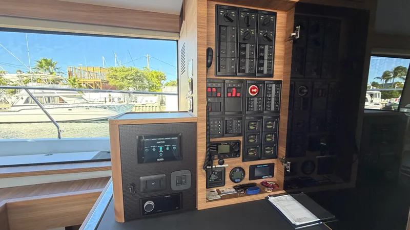 Slide: The Image of Aquila 54 ENCLOSED BRIDGE 2025 - 37