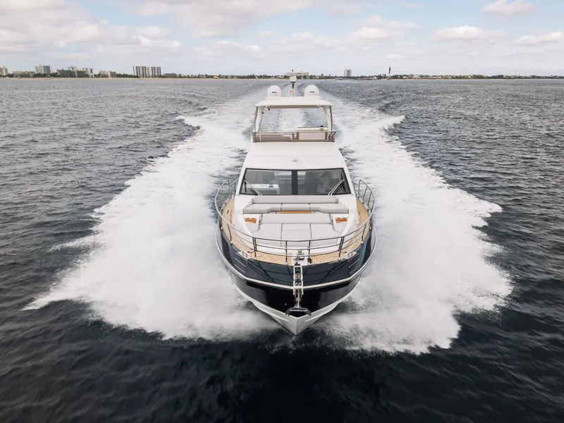 Slide: The Image of Azimut 60 FLY 2022 - 10