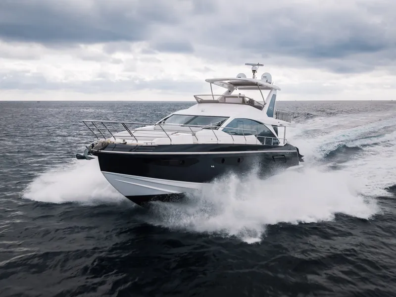 Slide: The Image of Azimut 60 FLY 2022 - 11