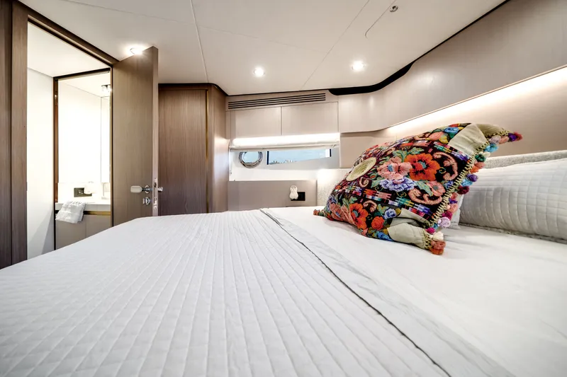 Slide: The Image of Azimut 60 FLY 2022 - 16