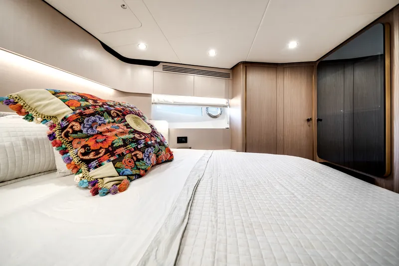 Slide: The Image of Azimut 60 FLY 2022 - 17