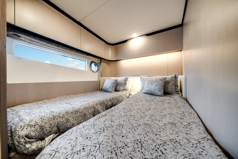 Slide: The Image of Azimut 60 FLY 2022 - 18