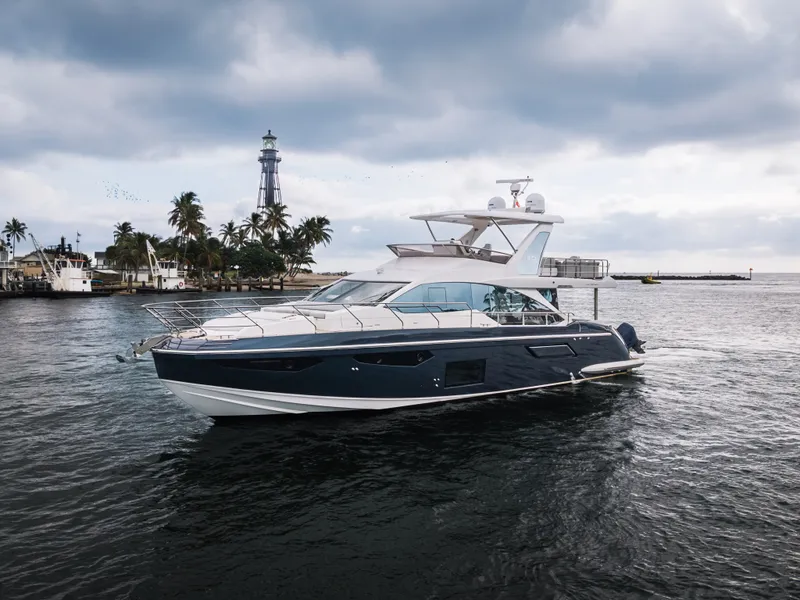 Slide: The Image of Azimut 60 FLY 2022 - 2