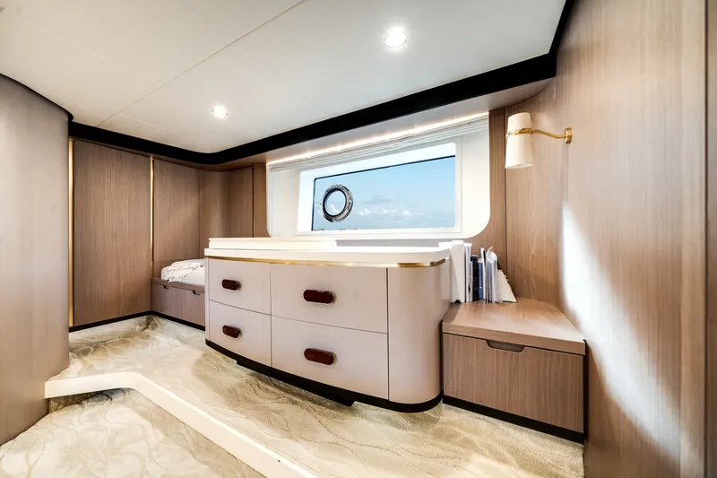 Slide: The Image of Azimut 60 FLY 2022 - 23