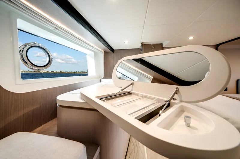 Slide: The Image of Azimut 60 FLY 2022 - 24