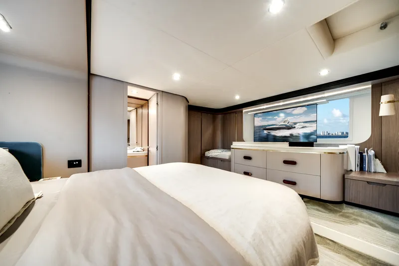 Slide: The Image of Azimut 60 FLY 2022 - 27