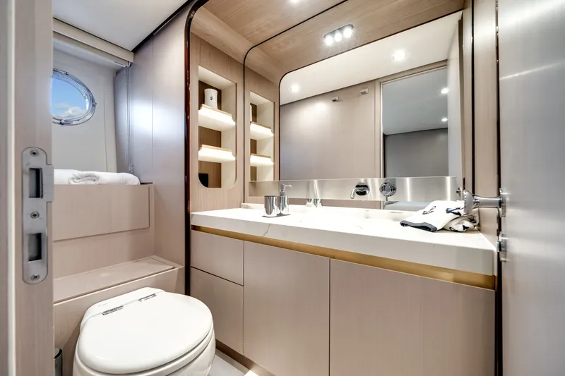 Slide: The Image of Azimut 60 FLY 2022 - 30