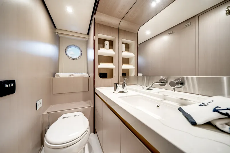 Slide: The Image of Azimut 60 FLY 2022 - 31