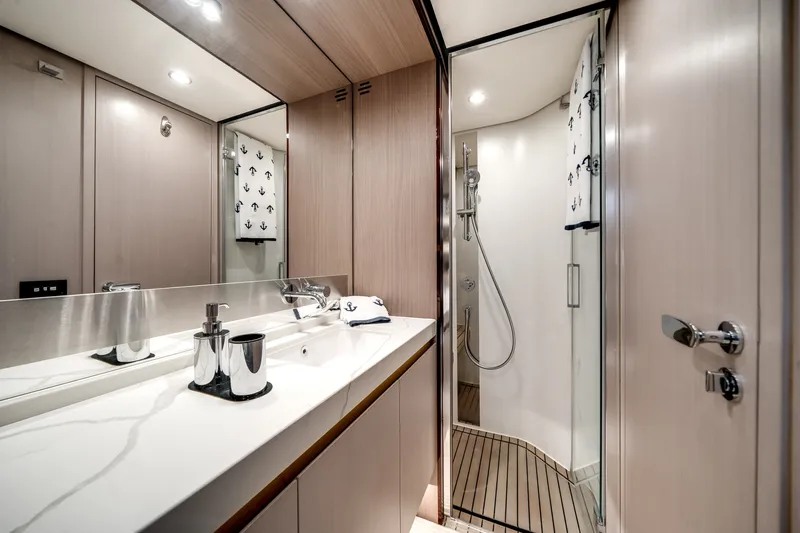 Slide: The Image of Azimut 60 FLY 2022 - 32