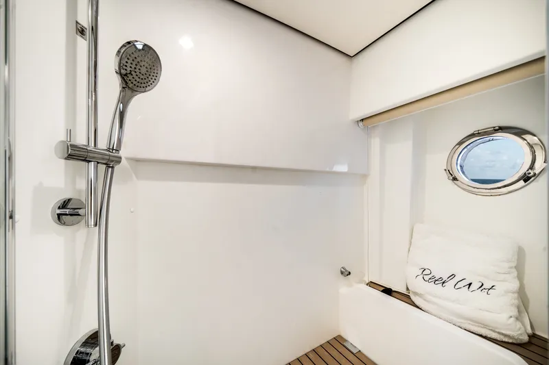 Slide: The Image of Azimut 60 FLY 2022 - 35