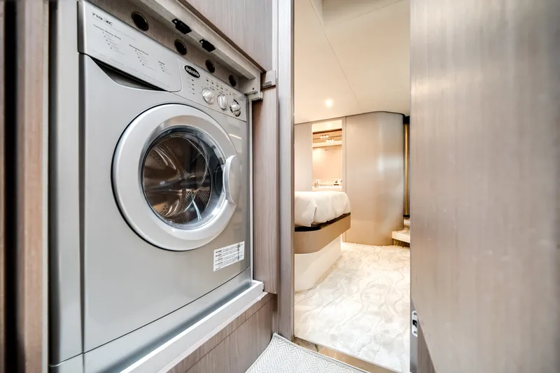 Slide: The Image of Azimut 60 FLY 2022 - 36