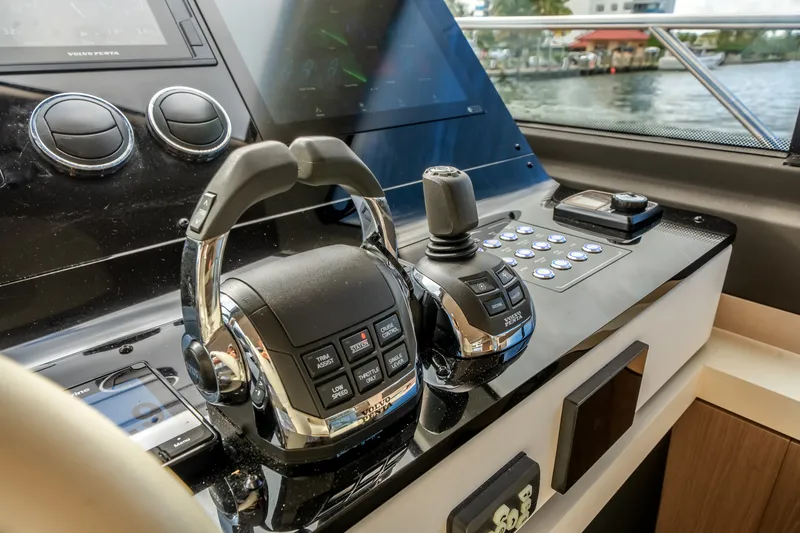 Slide: The Image of Azimut 60 FLY 2022 - 52